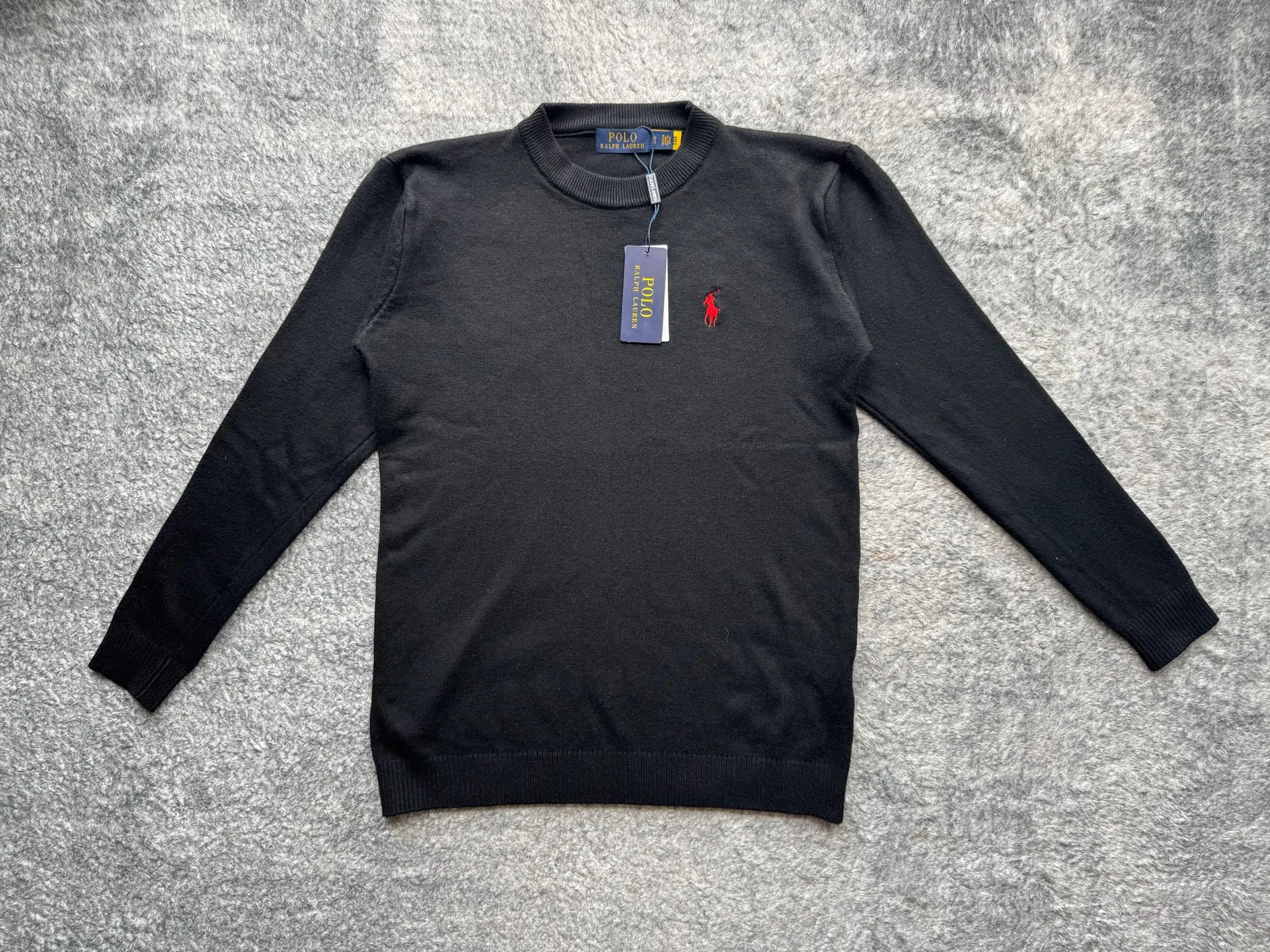 P180 Polo Ralph solid color logo embroidered knitted long-sleeved sweater ✅ Great texture: knitted fabric, soft and waxy to the touch, very comfortable to wear next to the body, and very warm. It is suitable for wearing alone in the winter in the south or as a base layer in the north. ✅ Slimming version: The round neck design is classic and durable, and will not look bloated. Instead, it has a slimming effect and is friendly to all body types. ✅Versatile and practical: Whether it is worn with suit pants for commuting or jeans for leisure, it can be easily worn, and one piece can be used for several pieces! ✅Pony embroidery is simple yet a little refined!  Color: Black White Size M L